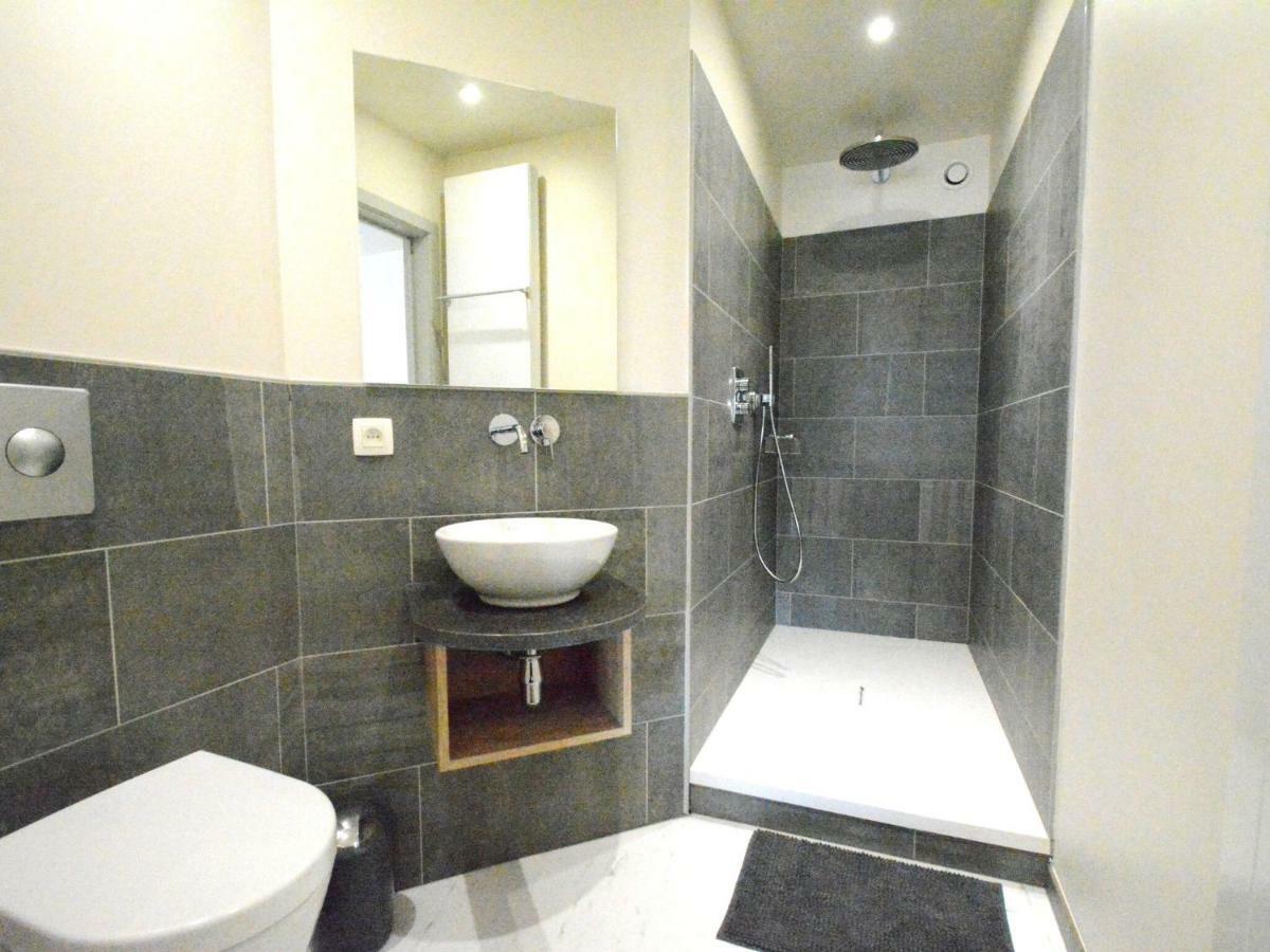 הוילה בוילון Large Townhouse With Pool Table מראה חיצוני תמונה